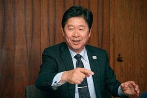 西武信用金庫理事長の落合 寛司様